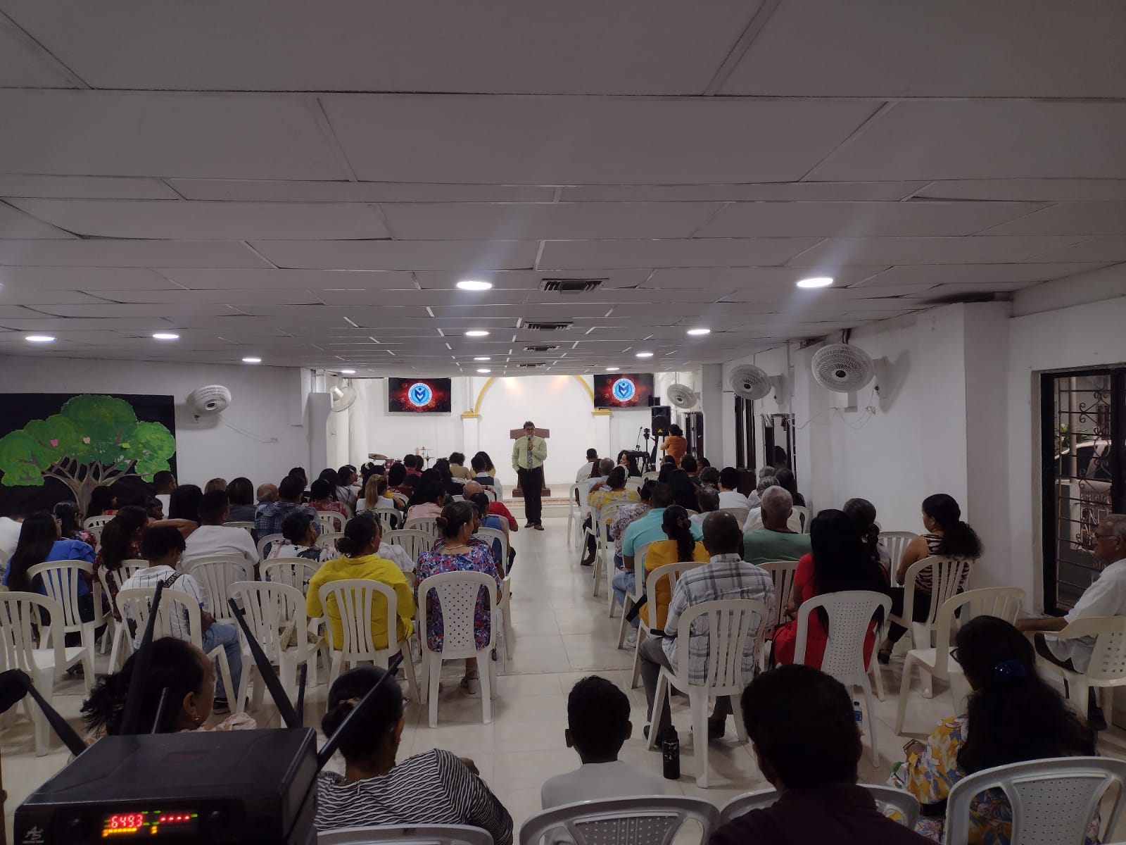 Congregación de la Iglesia Bautista Manantial de Vida en el culto